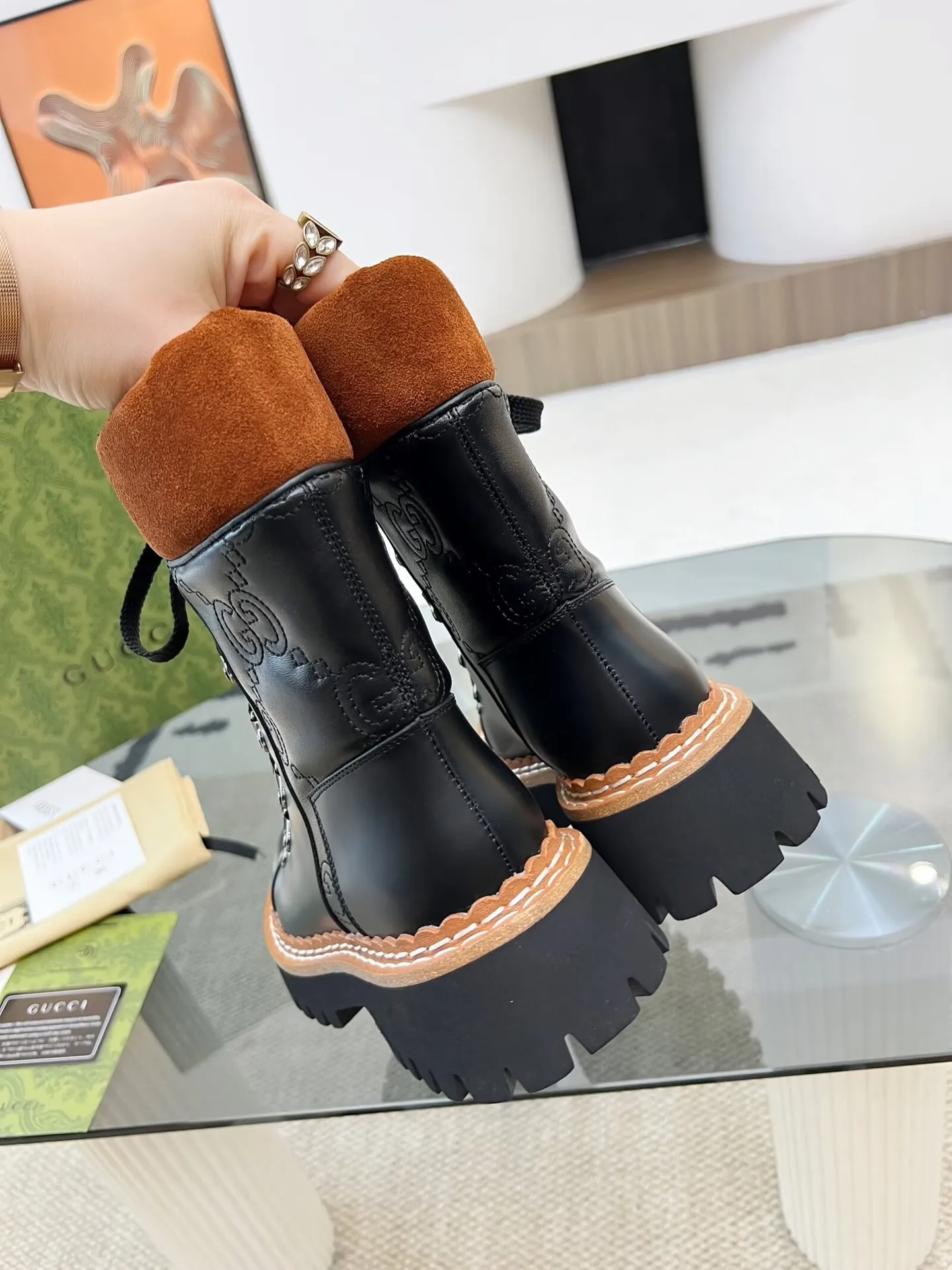 👟👟Ex-factory price 660👟👟 Autumn and winter GUCCI 8-inch ankle boots original model opening✅Double G electric embroidered toe cap Colored shoelaces, full of high-end feel [strong] Fabric: cowhide🐂, matte open edge beads Inner/foot pads: high-end apricot cowhide TPU outsole Heel height 4cm Color: black Size: 34-42 (34, 42 need to be customized) Packaging: Comes with card and cloth bag.